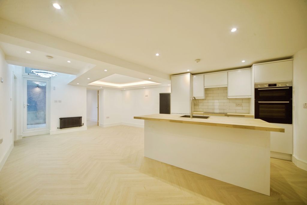 Property photo 2 of 17 Photo