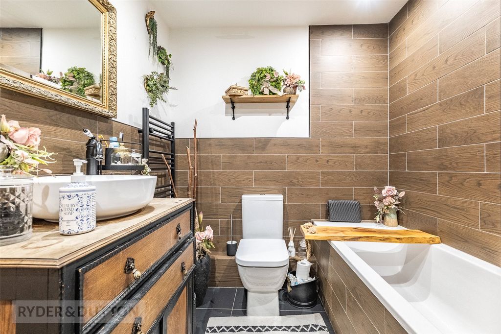 Property photo 1 of 19 Bathroom