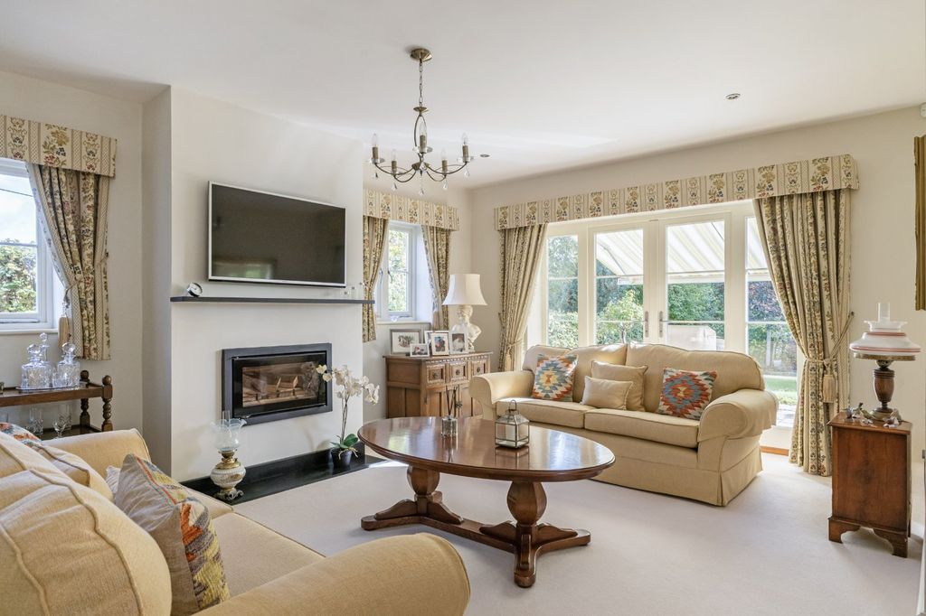 Property photo 3 of 16 Sitting Room
