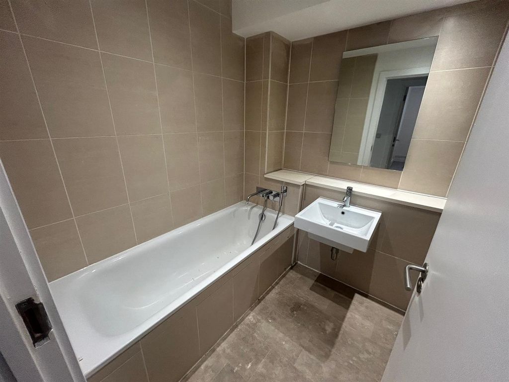 Property photo 3 of 10 Bathroom.Jpg