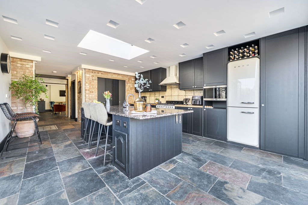 Property photo 2 of 25 Kitchen/Diner