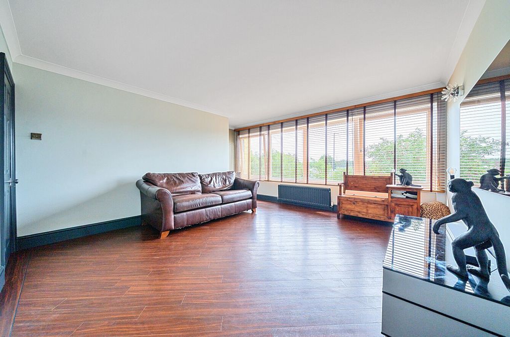 Property photo 2 of 21 Lounge5