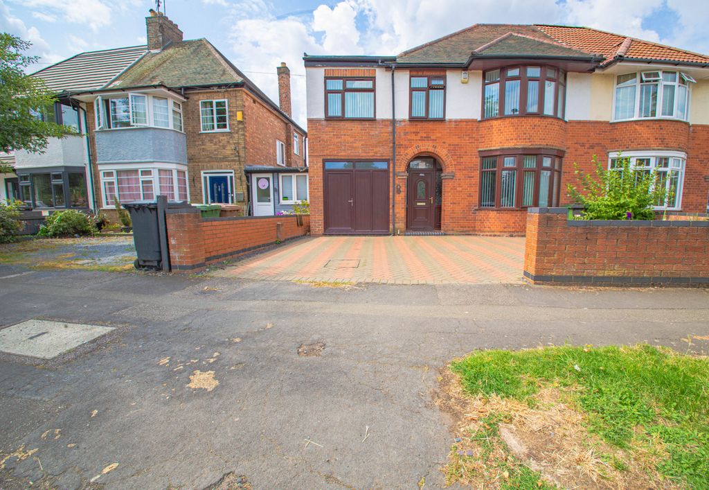Property photo 1 of 31 4 Bedroom Semi-Detached House For Sale