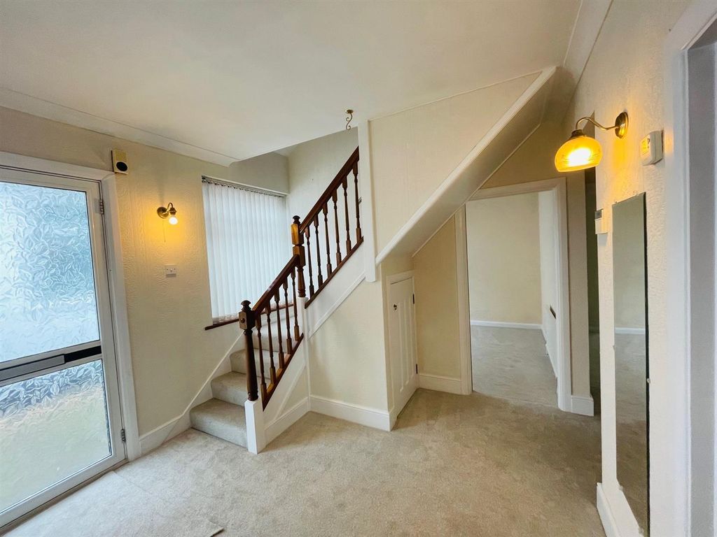 Property photo 3 of 18 Hallway.Jpg