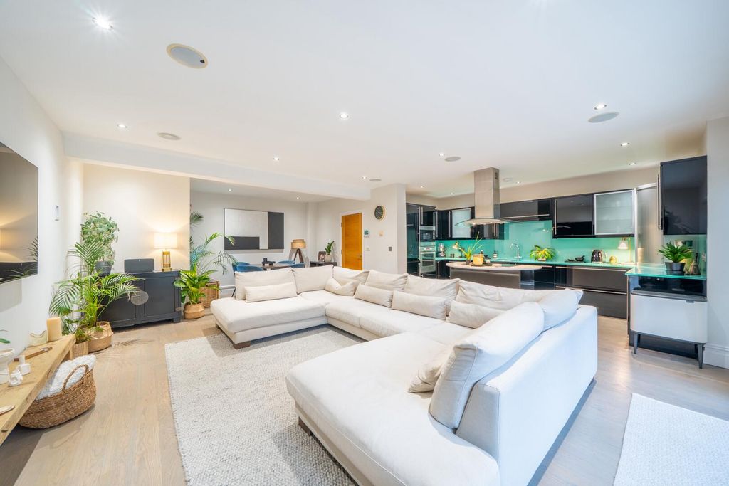 Property photo 3 of 32 Living Room