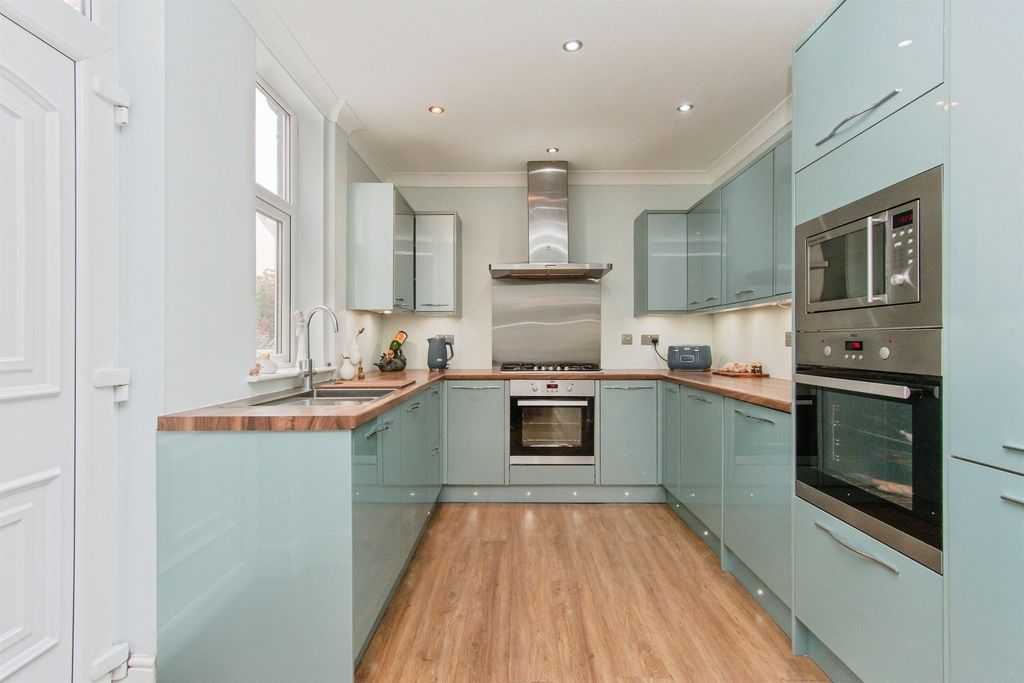 Property photo 2 of 17