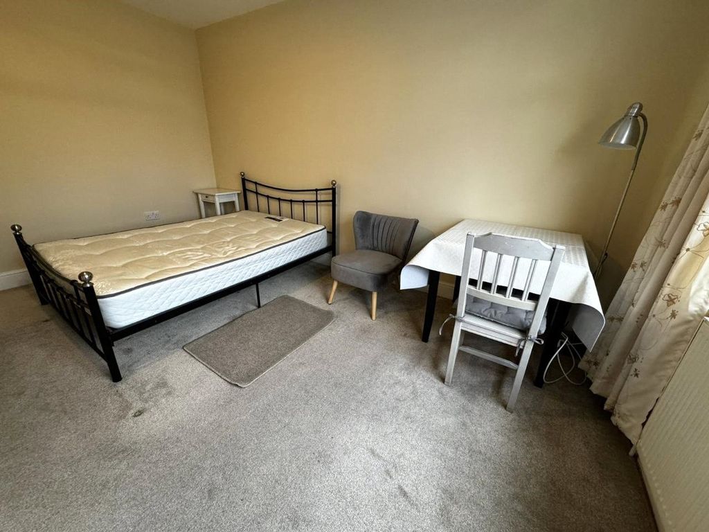 Property photo 3 of 6 Bedroom