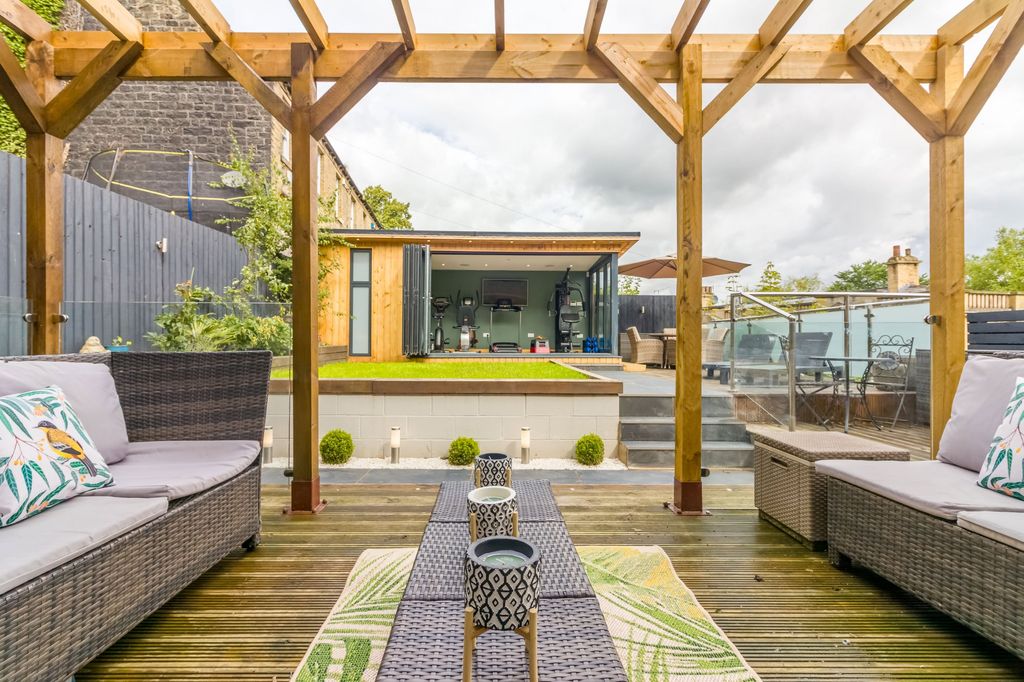 Property photo 1 of 33 Rear Garden