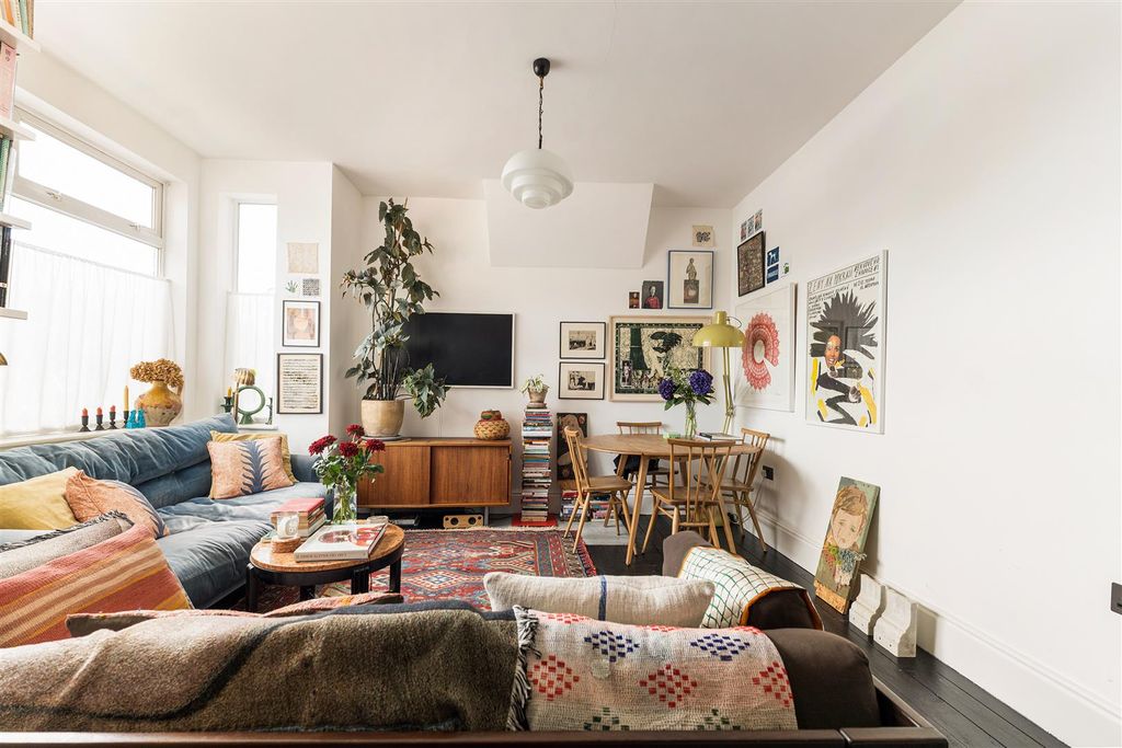 Property photo 2 of 30 Clementina Road, E10