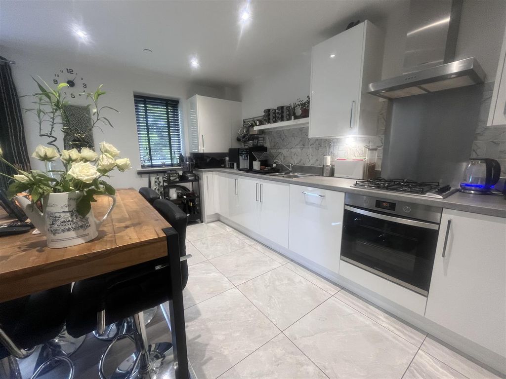 Property photo 3 of 10 Lounge/Kitchen