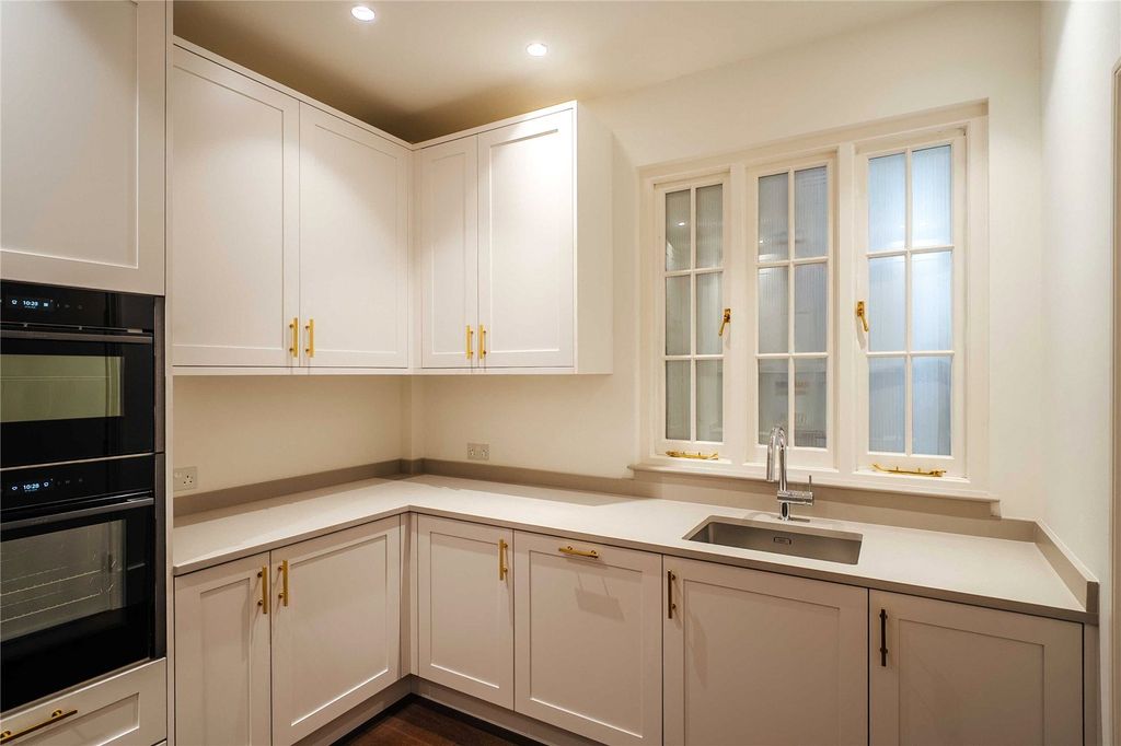 Property photo 3 of 9 Kitchen