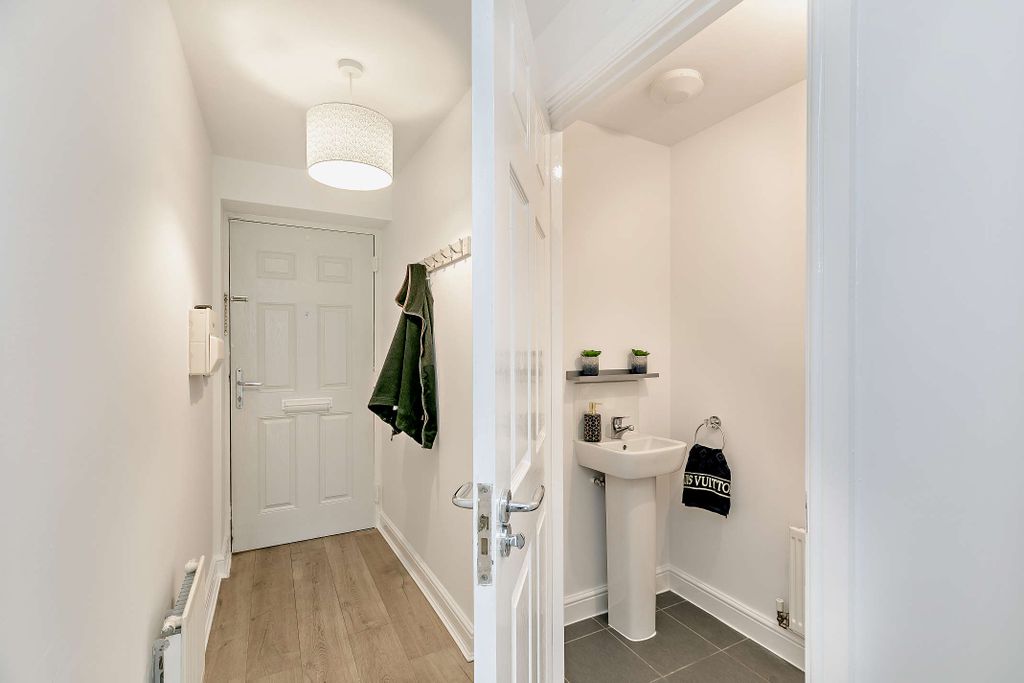 Property photo 3 of 17 Hall Way