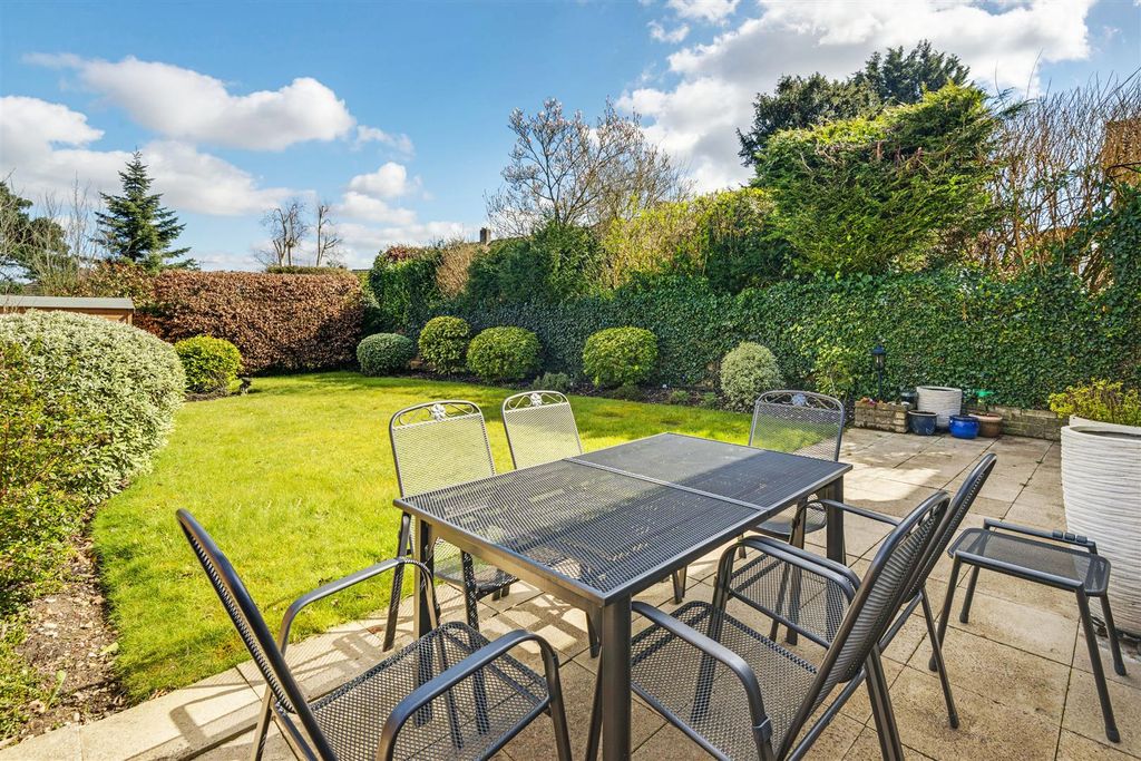 Property photo 2 of 12 Garden: