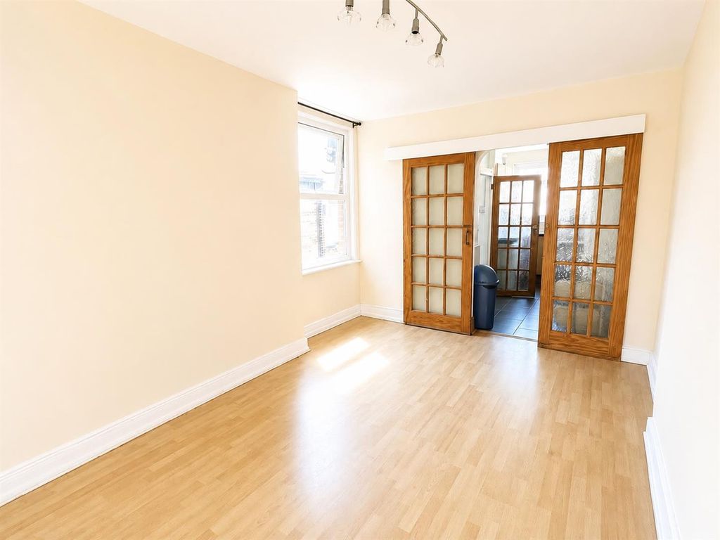 Property photo 3 of 10 Kildare Road,E6 For Sale By Barrain London Estate