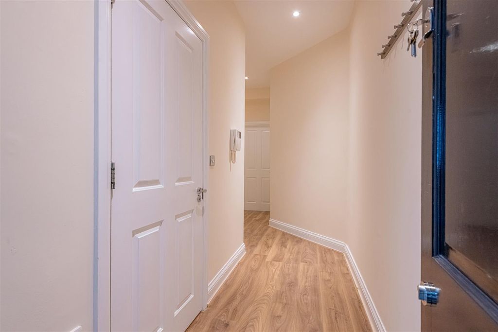 Property photo 2 of 13 Hallway