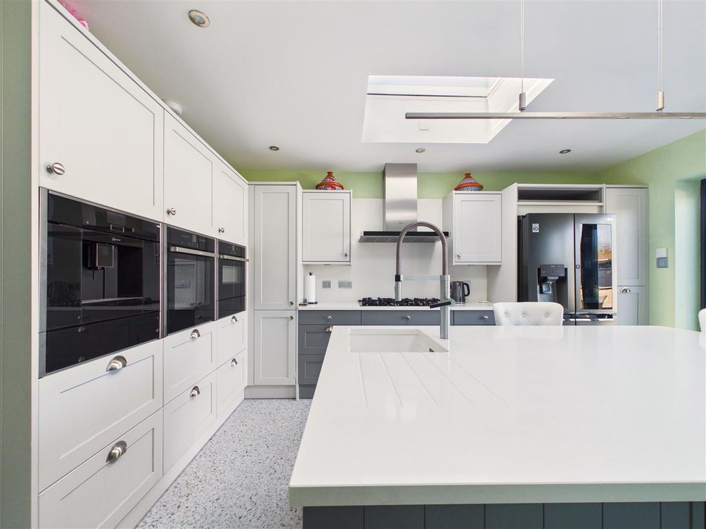 Property photo 3 of 24 Cam03303G0-Pr0307-Still016.Jpg