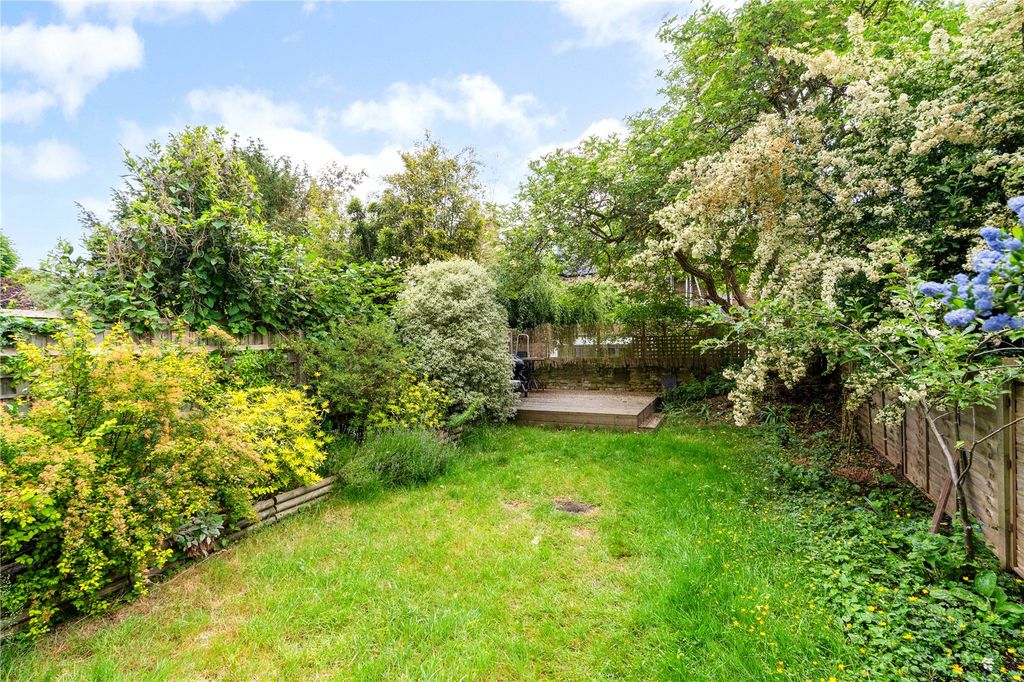 Property photo 2 of 12 Garden