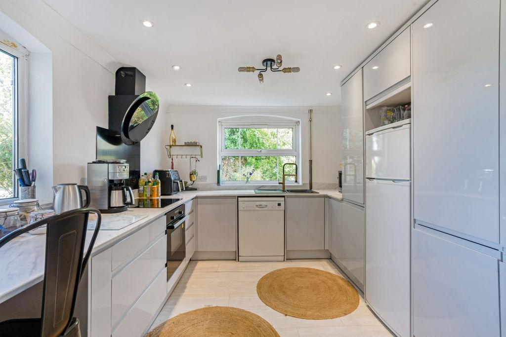 Property photo 3 of 17 Kitchen