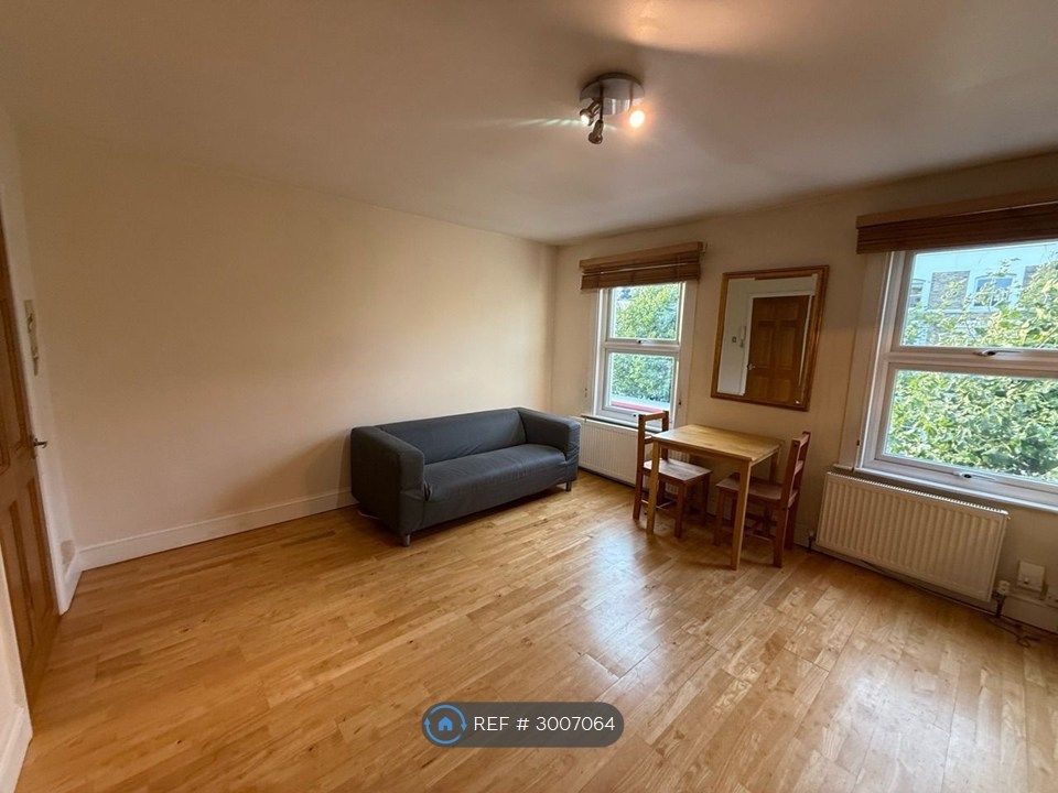 Property photo 3 of 7 Living Room/ Kitchen
