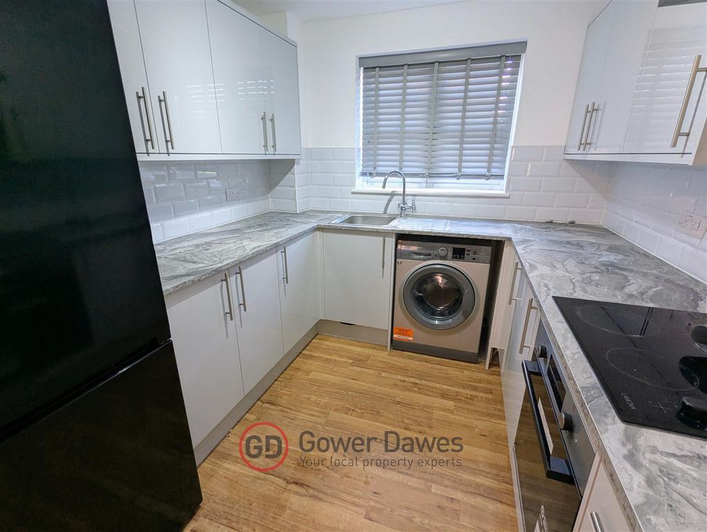 Property photo 3 of 7 Kitchen