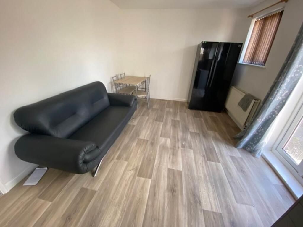 Property photo 1 of 9 Lounge