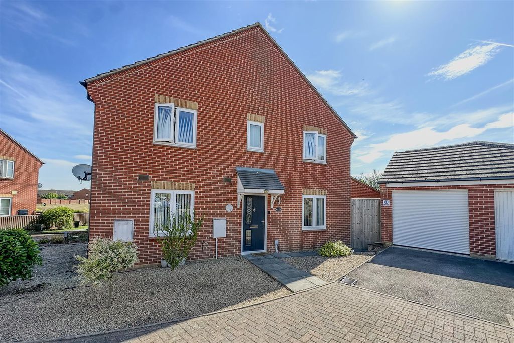 Property photo 1 of 16 Approach