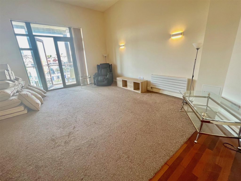 Property photo 3 of 11 Lounge