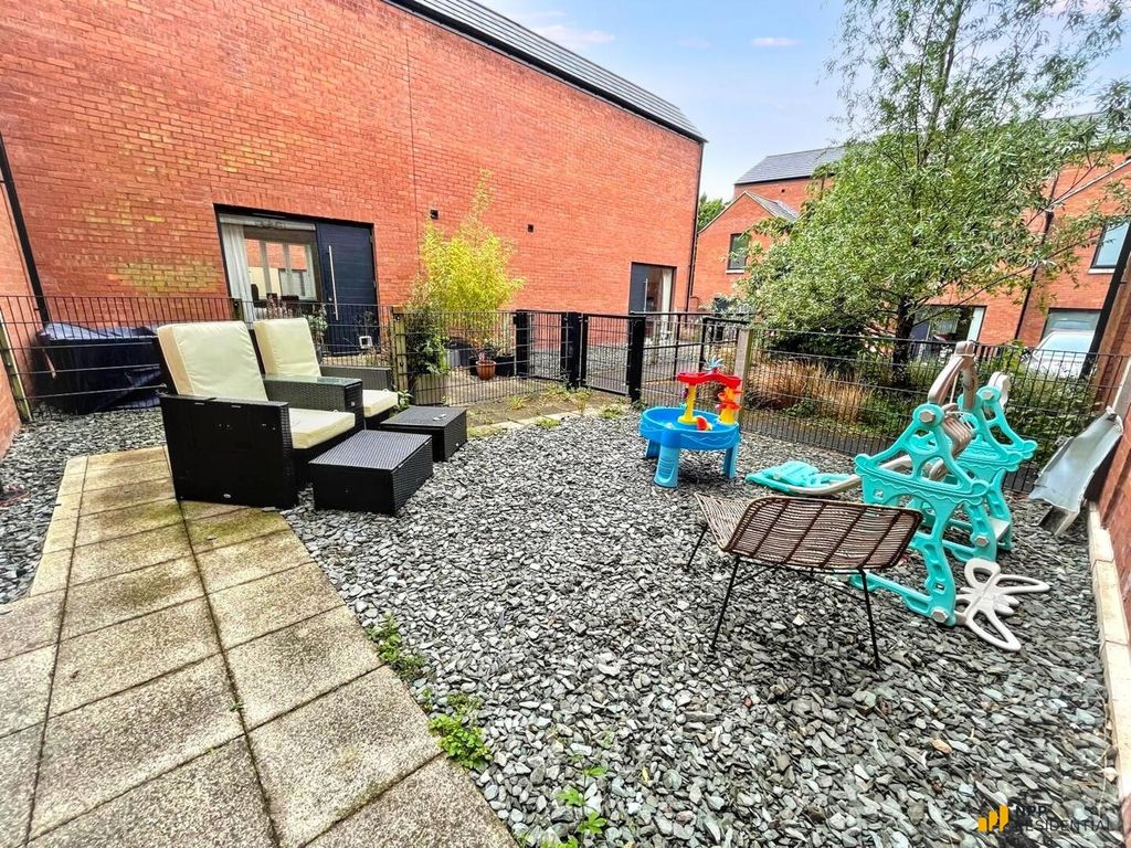 Property photo 3 of 21 Terrace / Patio