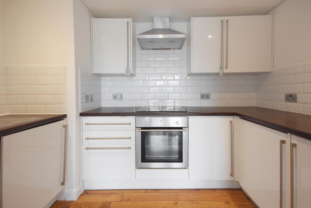 Property photo 3 of 8 Kitchen