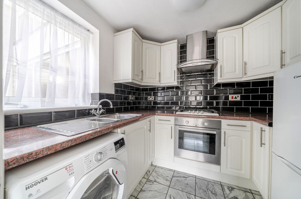 Property photo 3 of 11 Kitchen1