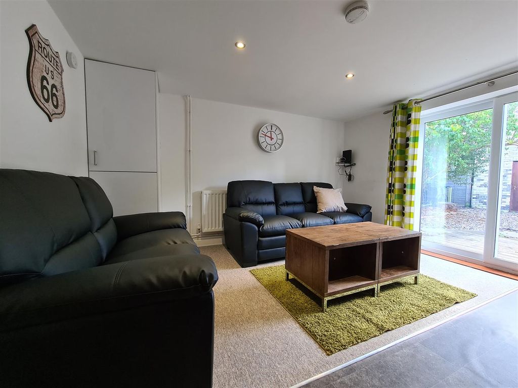 Property photo 1 of 10 Lounge