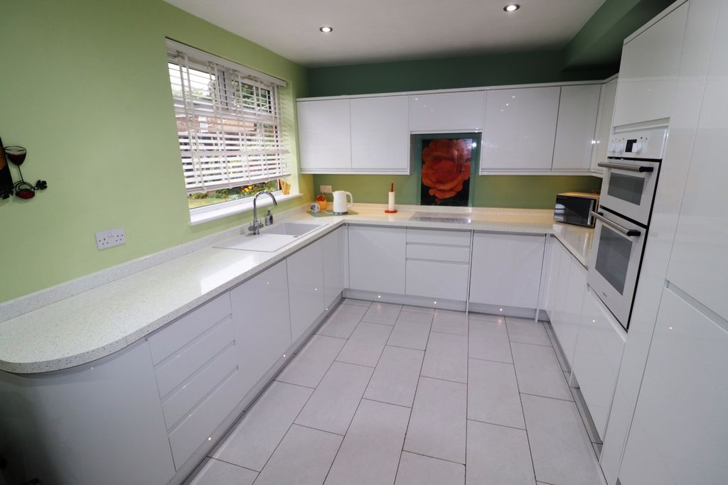 Property photo 2 of 19 49 Knightscliffe Way