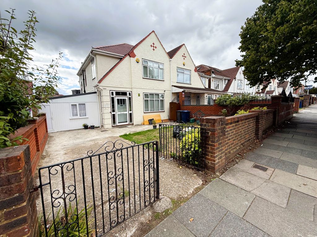 Property photo 1 of 13 4 Bed Semi-Detached House To Rent Uxbridge Road, Southall Ub1 3Dp