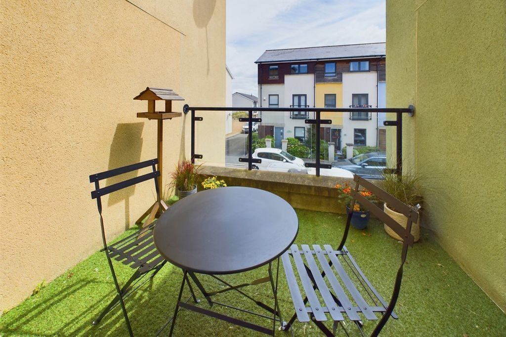 Property photo 2 of 12 Sun Terrace