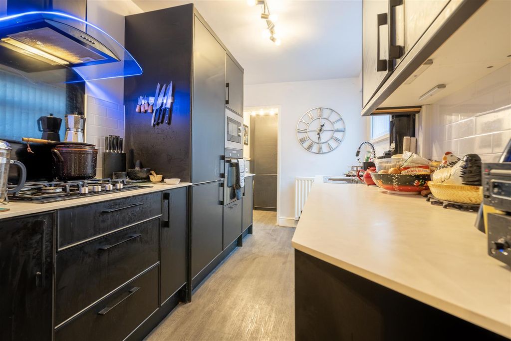 Property photo 3 of 8 Kitchen