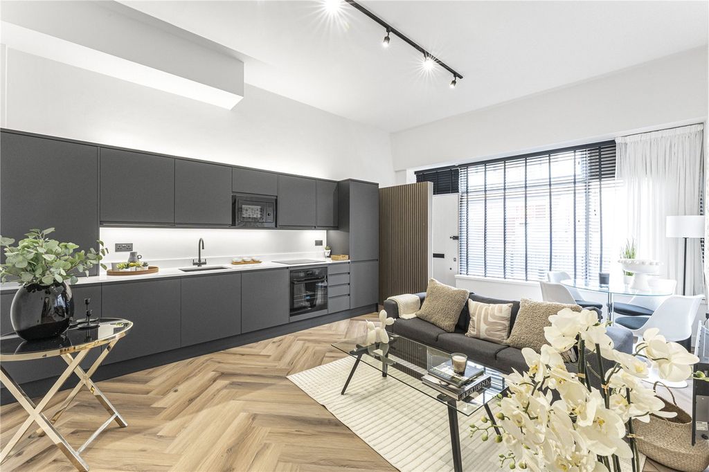 Property photo 1 of 17 Reception/Kitchen