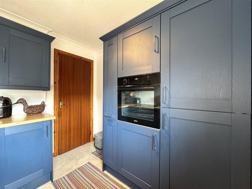 Property photo 3 of 9 Kitchen 2.Jpg