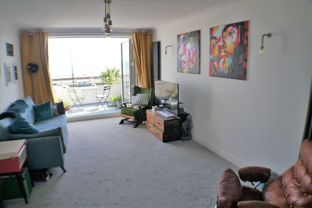 Property photo 3 of 13 Lounge