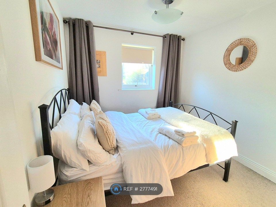 Property photo 3 of 23 25 Swans Main Bedroom