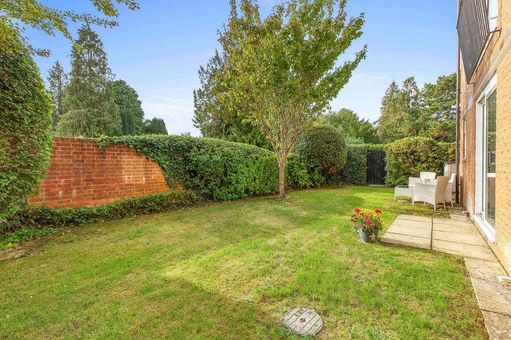 Property photo 2 of 17 4 Alfred Davis Court, Sl7 3Ea (Low Res)-6
