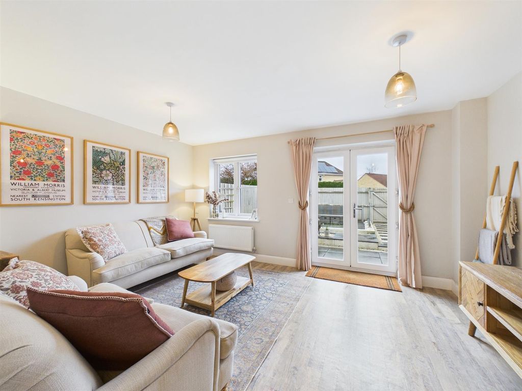 Property photo 3 of 13 Lounge