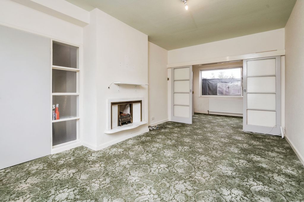 Property photo 3 of 20 Lounge