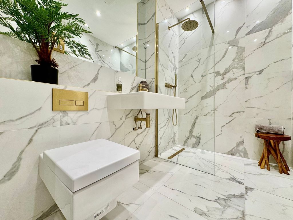 Property photo 2 of 16 Family Shower Room