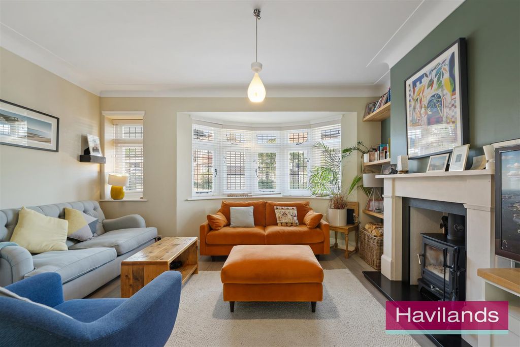 Property photo 2 of 22 _Broadfields Avenue-7.Jpg
