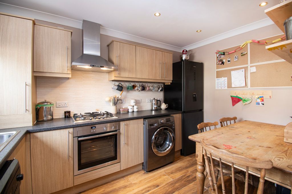 Property photo 2 of 25 Kitchen