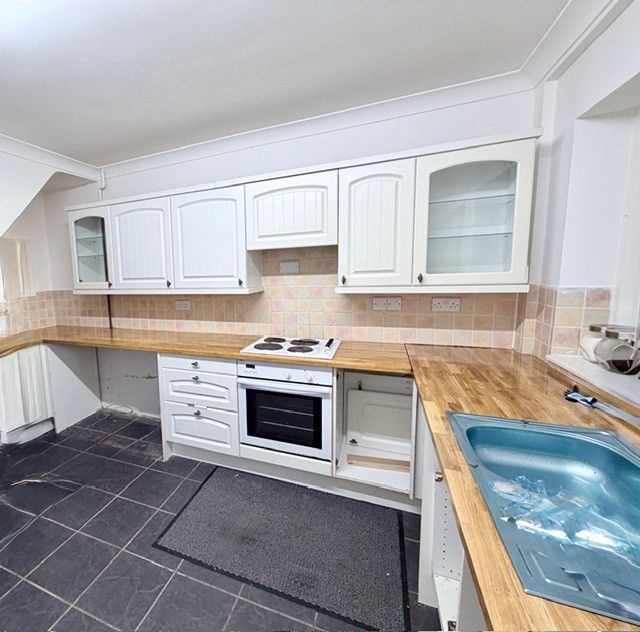 Property photo 2 of 10 Kitchen