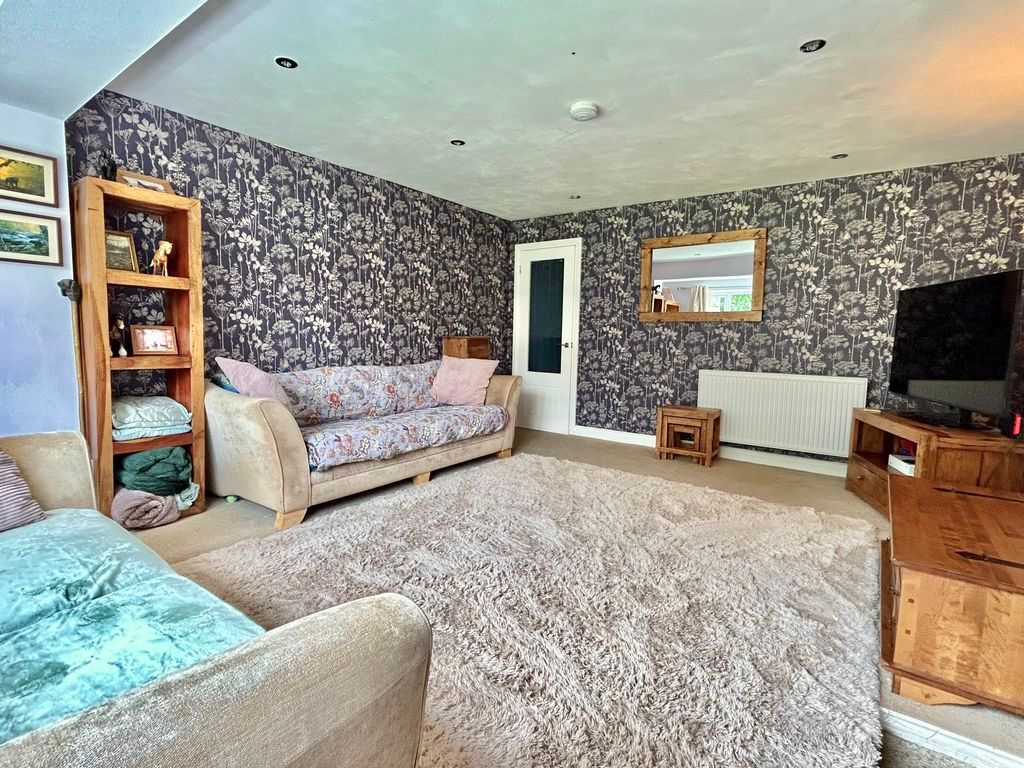 Property photo 3 of 30 Lounge