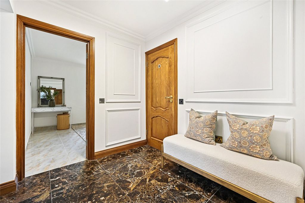 Property photo 3 of 12 Hallway