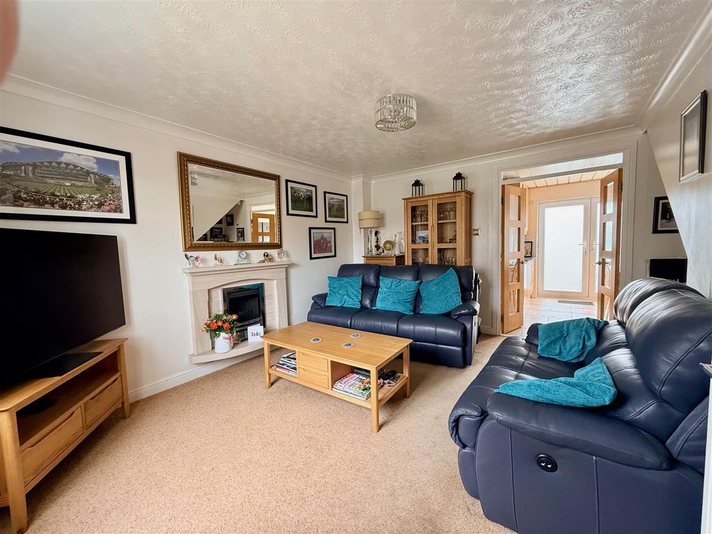 Property photo 2 of 10 Lounge