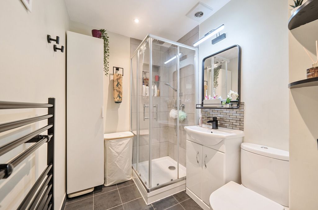 Property photo 3 of 10 1305886-12-684c33...
